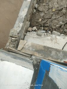 Tembok Penahan kondisi Miring dan Terlihat retak