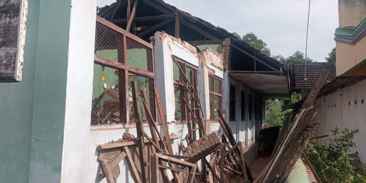 Atap Sekolah Ambruk, Proposal Perbaikan Amblas di Meja Dinas