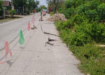 Skandal Konstruksi di Tengah Ancaman Longsor: Ahli Duga Retakan Jalan Gondang-Lengkong Akibat Kualitas Material dan Pemadatan di Bawah Standar