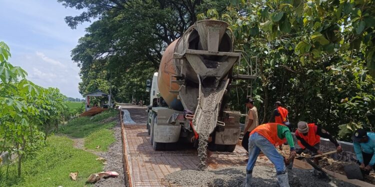 22,28 Kilometer Beton Tanpa Nama: Transparansi Proyek Jalan Nganjuk 2025 Dipertanyakan