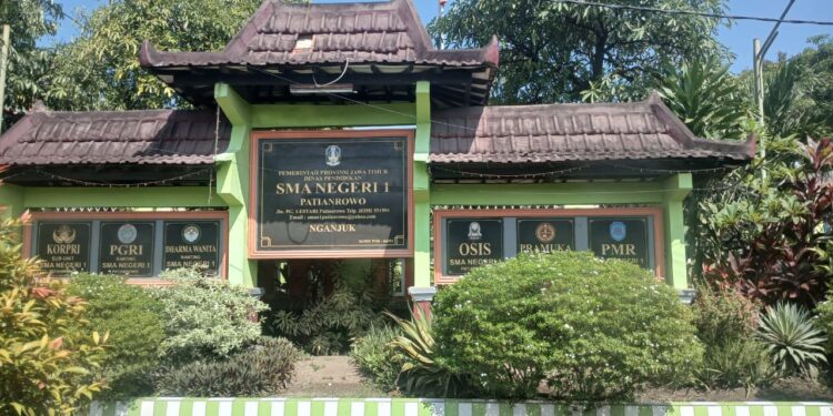 Di Balik Gerbang Sekolah Negeri: Sumbangan yang “Ditetapkan” dan Ijazah yang Tertahan di Patianrowo