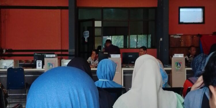 Antrean Panjang, Waktu yang Hilang: Potret Keluhan Pelayanan di Dukcapil Jombang